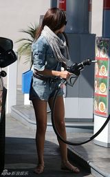 组图：赛琳娜随性街拍 茶色麻花辫显秋日气息