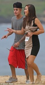 组图：比伯玩惊险悬崖跳水 飞身一跃跳入大海