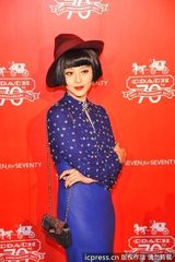 组图：范冰冰复古装亮相活动 和男老外行贴面礼