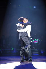 组图：刘德华演唱会恭维李克勤 与歌迷开睡衣派对