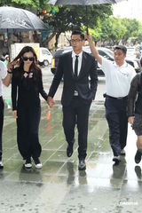 组图：大小S范玮琪夫妇现身大炳追思会