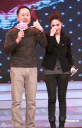 幻灯图：刘镇伟忆与阿娇生日往事 场面感人阿娇落泪