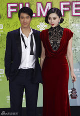 组图：范冰冰复古造型手提宝塔包亮相红毯