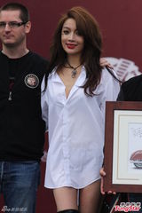 组图：蔡淑臻衬衫透视秀美腿 澄清暂无意结婚