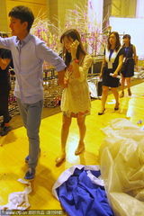 组图：李小璐素颜凸肚与贾乃亮婚前彩排