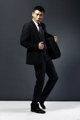 组图：李乃文黑色幽默玩转绅士西装