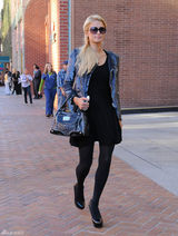 高清组图：帕丽斯-希尔顿街拍LOOK夹克搭配黑裙