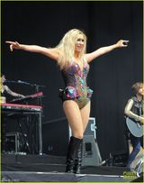 组图：钱婆kesha豪放开唱大劈叉狂开腿