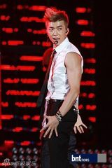 组图：众韩星开唱 EXO-K霸气T-ara性感