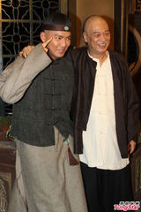 组图：吴孟达片场披头散发 与钟汉良鬼马搞怪