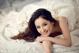 幻灯图：李曼拍摄写真 白色纱裙宛如新娘