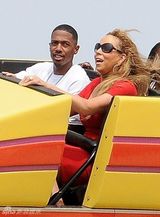 组图：玛丽亚-凯莉一家游乐园度周末玩过山车