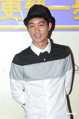 组图：陈小春应采儿同场颇避忌正努力造人