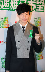 组图：TOP榜后台群星开心合照 奖杯似巨型针头