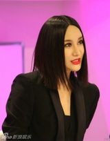 组图：尚雯婕做客《第一超模》嘟嘴卖萌