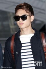 组图：SHINee潮装现身机场赴台参加音乐节目