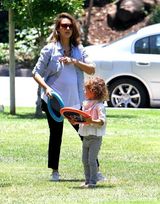 组图：阿尔芭挺大肚全家出行 老公抱爱女玩滑梯