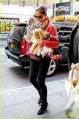 组图：霍尔姆斯带女儿工作 苏瑞豹纹外衣可爱