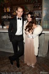 组图：凡妮莎开胸礼服美艳庆生 与男友甜蜜共舞