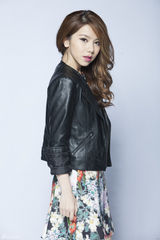 组图：大咖秀邓紫棋模仿惠特尼 孙坚虎虎变青蛇