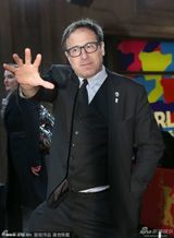 组图：《美国骗局》首映 贝尔夫妇亮相秀恩爱