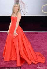 组图：安妮斯顿红裙大气 和男友贾斯汀秀恩爱