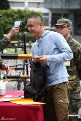 组图：明道休学入伍 自称期待军营生活不怕被偷拍