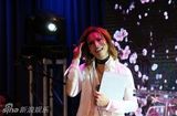 组图：YOSHIKI美国音乐会钢琴演奏色彩绚丽