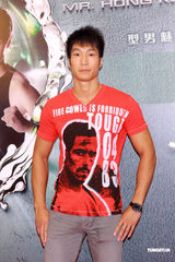 幻灯图：候选港男首度亮相 素质平平表现生硬