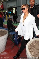 组图：准妈妈碧昂斯白衫现身孕味足 仍穿高跟鞋