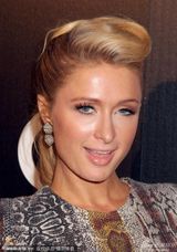 组图：希尔顿蛇皮纹修身礼服亮相 显玲珑曲线