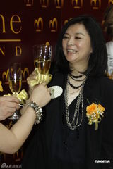 组图：陈玉莲笑言没扮靓秘方 称还未为华仔送祝福