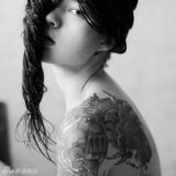 组图：俄罗斯个性美女纹身摄影师性感写真