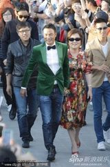 组图:全智贤着无袖裙抱双臂取暖 任达华西装帅气