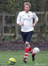 组图：威廉王子与弟弟哈里踢球 成对手大方拥抱