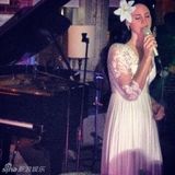 组图：打雷姐低胸白裙献唱 头戴百合似花仙子