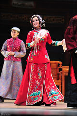 组图：刘晓庆婚后将离舞台 告别剧目披婚纱谢幕