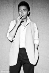 组图：李宗翰登时尚杂志封面 国民小生演绎雅痞型男