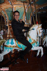 组图：歌神张学友童心未泯 大玩旋转木马兴致颇高