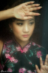 组图：张桐推婚纱照演绎花样年华