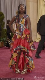 组图：柏林影后雷切尔-米瓦纳扎服饰鲜艳