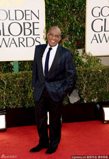 组图：金球红毯艾尔-洛克格子西装亮眼