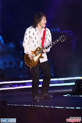 组图：韩星徐仁国申慧星同台pk 秀中文唱经典