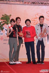 组图：《大稻埕》沿街发红包 猪哥亮隋棠亮相