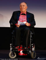 组图：评委会主席贝纳多-贝托鲁奇坐轮椅登台