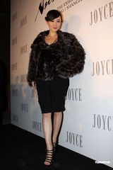 组图：周迅霍思燕出席品牌晚会 毛皮外套驱寒保暖