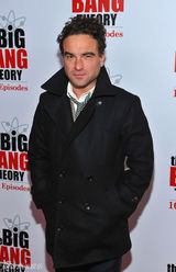 组图：《生活大爆炸》百集庆典谢耳朵招牌憨笑