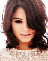 组图：凡妮莎-哈金斯白裙登杂志 美唇微翘眼神迷人