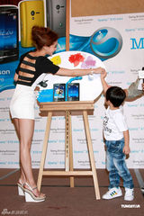 幻灯图：AngelaBaby性感露背 避谈恋情称与工作拍拖 