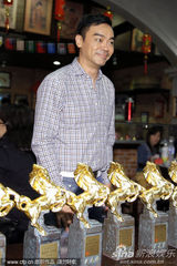 组图：金马奖闭幕庆功酒会获奖者开心亮相